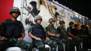 Thai soldiers on patrol across the road from parliament in Bangkok 09/01/2015