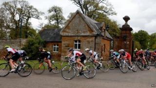 Peloton leaves Althorp House