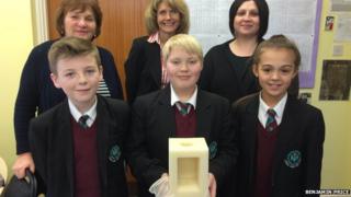 Disgyblion a staff Ysgol Uwchradd Y Fflint