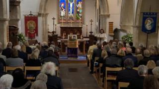 Funeral of Dozy, of Dave Dee, Dozy, Beaky, Mick and Tich, held - BBC News