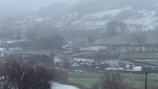 Pentref Glan-yr-afon.