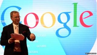 Eric Schmidt in front of Google logo