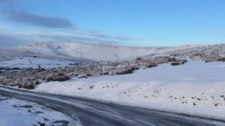 Eira ar fryniau Rhosfach