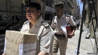 Police moving evidence in the Nisman case to the office of investigator Viviana Fein
