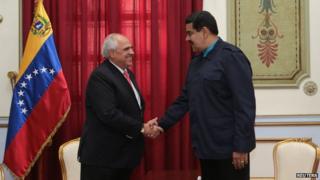 Venezuelan President Nicolas Maduro (R) welcomes Unasur Secretary General Ernesto Samper in Caracas, February 4, 2015
