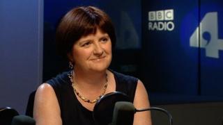 Mae pris olew yn effeithio pris popeth, medd Dr Carol Bell.