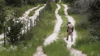 Таможенный и пограничный агент США 5 сентября 2014 года патрулирует техасско-мексиканскую границу возле Макаллена, штат Техас, США. Приюты в Мексике помогают мигрантам, направляющимся в США