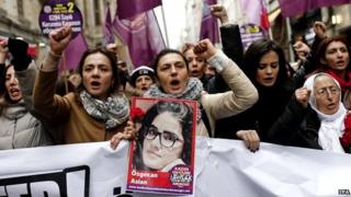 Турецкие женщины выкрикивают лозунги против убийства женщины, когда они держат фотографию Озгекана Аслана, который был изнасилован и убит тремя подозреваемыми в городе Мерсин во время демонстрации в Стамбуле, Турция, 14 февраля 2015 года.