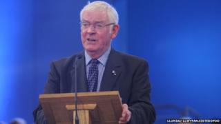 John Rowlands yn beirniadu o lwyfan y brifwyl yn 2012 (Llun: Lluniau Llwyfan)