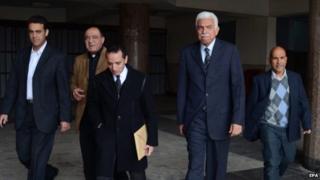 Former Premier Ahmed Nazif (second on the right )leaves the Cairo courthouse after he was cleared (24 February 2015)