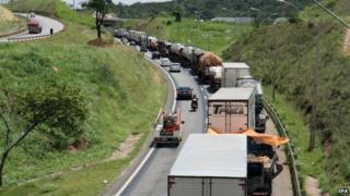 Lorry drivers block road in Minas Gerais