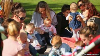 Дети играют, как группа матерей встречается в местном парке 13 мая 2014 года в Мельбурне, Австралия.