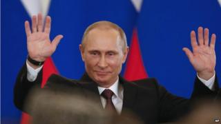 Президент России Владимир Путин делает жест после подписания договора о включении Крыма в состав России в Кремле в Москве 18 марта 2014 года.