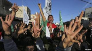 Palestinians demonstrate against the decision of an Egyptian court to list Hamas's armed wing as a terrorist organisation (05 February 2015)