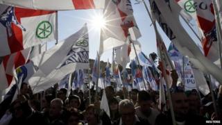 Supporters wave flags during a rally held by Northern League party leader Matteo Salvini in Rome (28 February 2015)