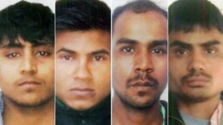 Композиция полиции Дели раздает фотографии Винай Шармы, Павана Гупты, Мукеша Сингха, Акшая Тхакура, осужденных за пресловутое групповое изнасилование в декабре 2012 года и убийство студентки в автобусе в индийской столице Дели.