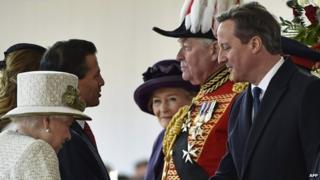 Дэвид Кэмерон пожимает руку президенту Мексики Энрике Пене Ньето