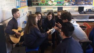 Osian Huw Williams yn hyfforddi rhai o'r bobl ifanc sy'n rhan o'r prosiect