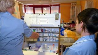 NHS медсестры раздают лекарства