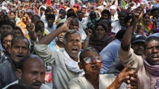 Farmers protest near the parliament against the land acquisition bill, in Delhi, March 16, 2015