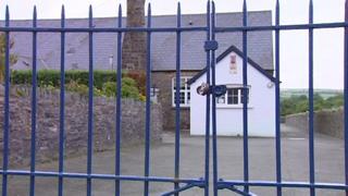 Ysgol ar gau