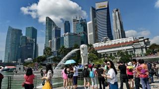 Tourists by Singapore merlion in CBD