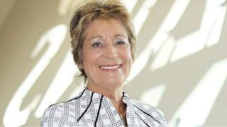 Mae Beti George wedi bod yn lais poblogaidd ar Radio Cymru ers blynyddoedd, ond nawr mae cyfle i glywed 'Beti a'i Phobol' ar bodlediad