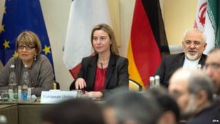 EU foreign policy chief Federica Mogherini (c) sits next to Iranian Foreign Minister Mohammad Javad Zarif (r) at the nuclear talks in Lausanne (31 March 2015)