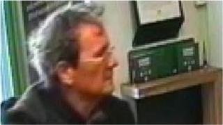 Dyn o dan amheuaeth