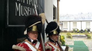 Gwirfoddolwyr yn eu lifrai o'r cyfnod