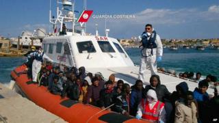Migrants arrive on Lampedusa, 5 April