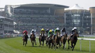 Pwy fydd y joci fydd yn profi'r wefr o ennill y Grand National ar 11 Ebrill?