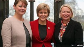 O'r chwith i'r dde: Leanne Wood (Plaid Cymru), Nicola Sturgeon (SNP), Natalie Bennet (Gwyrddion)