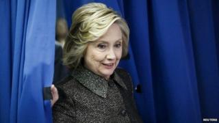 Бывший госсекретарь США Хиллари Клинтон прибывает в Бруклин, Нью-Йорк 1 апреля 2015 года