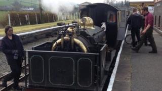 Bydd 'Winifred' yn cludo teithwyr ar Reilffordd Llyn Tegid