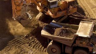 Железная руда загружается на шахте в Пилбаре
