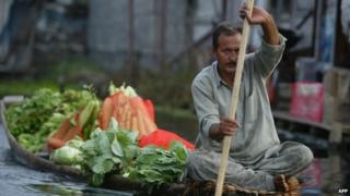 Floating vegetable market in India