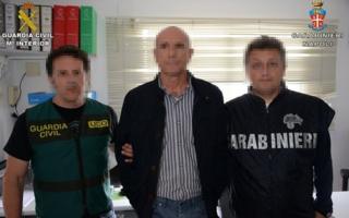 Lucio Morrone held by a Spanish civil guard and Italian police officer