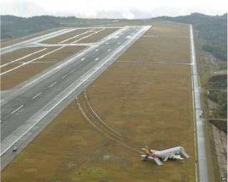 Asiana Airbus 320 on the Hiroshima runway (15 April 2015)