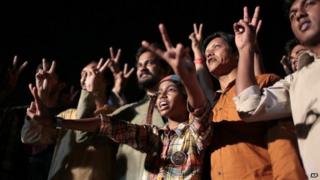 Бангладешские активисты, выступающие за смертную казнь военных преступников, празднуют казнь Мухаммеда Камаруццамана