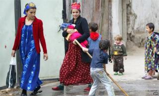 Женщины в ярких одеждах в Душанбе