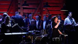 9Bach yn perfformio ar y noson gyda Chôr y Penrhyn