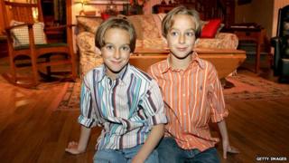 Sawyer and Sullivan Sweeten on the set of Everybody Loves Raymond
