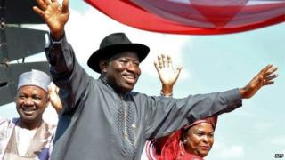 Nigerian President Goodluck Jonathan (C), accompanied by his wife Patience (R), Vice President Namadi Sambo, waves to the crowd before their declaration in Abuja on 18 September 2010
