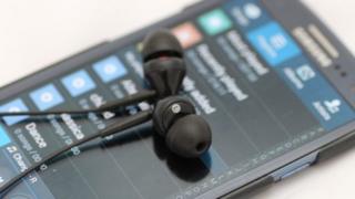 Smartphone and earphones