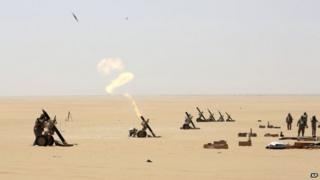 Саудовские солдаты обстреливают артиллерию в направлении границы с Йеменом в Наджране, Саудовская Аравия