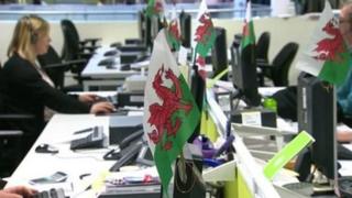 Mae angen cyfuno gwaith a'r iaith i ddiogelu'r Gymraeg yn ein cymunedau medd Meirion Davies