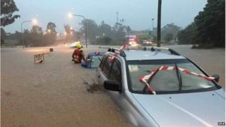 Rescue teams assess vehicles submerged in floodwaters in Brisbane, Australia, 01 May 2015