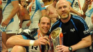 Fydd na ddathlu eto eleni i'r Gweilch yn y Pro 12?