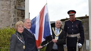Mae baner Jac yr Undeb yn hedfan yn Neuadd y Sir, Rhuthun